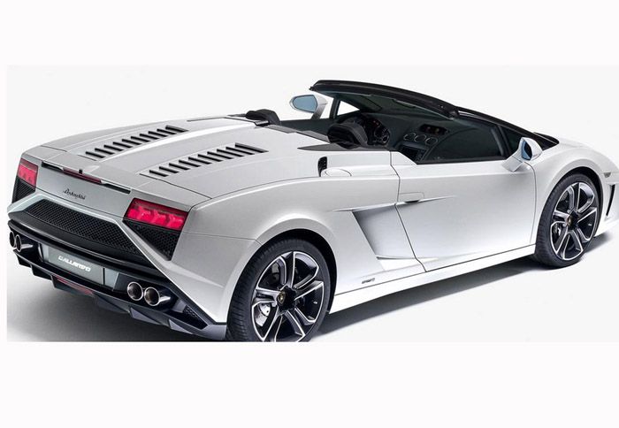 Οι γραμμές της Gallardo Spyder παραμένουν εντυπωσιακές.